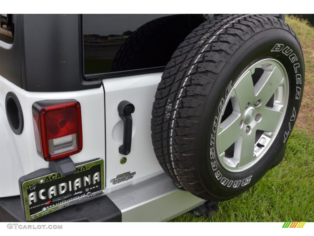 2011 Wrangler Sahara 4x4 - Bright White / Black photo #21