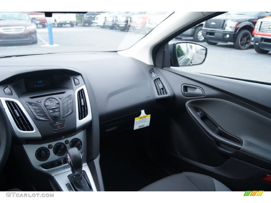 2012 Focus SE Sedan - Sterling Grey Metallic / Charcoal Black photo #28