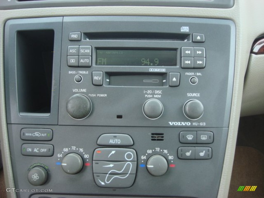 2002 Volvo S60 2.4T Audio System Photos