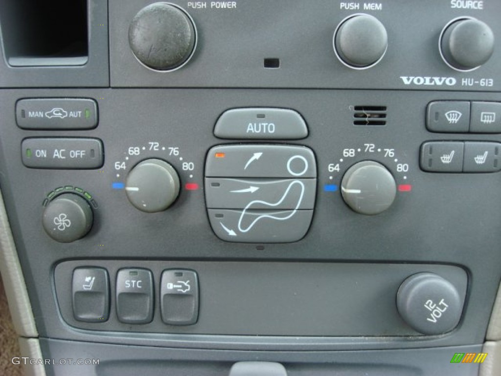2002 Volvo S60 2.4T Controls Photo #67919453