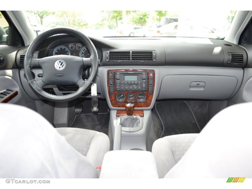 2002 Volkswagen Passat GLS Sedan Grey Dashboard Photo #67928024