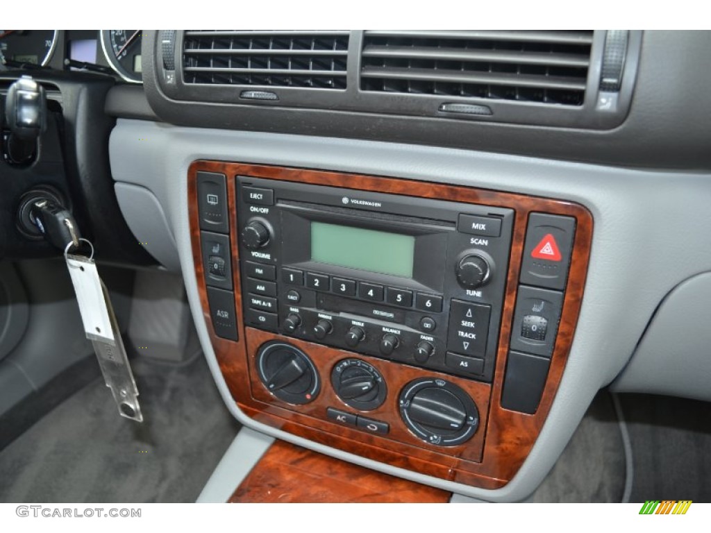 2002 Volkswagen Passat GLS Sedan Controls Photo #67928041
