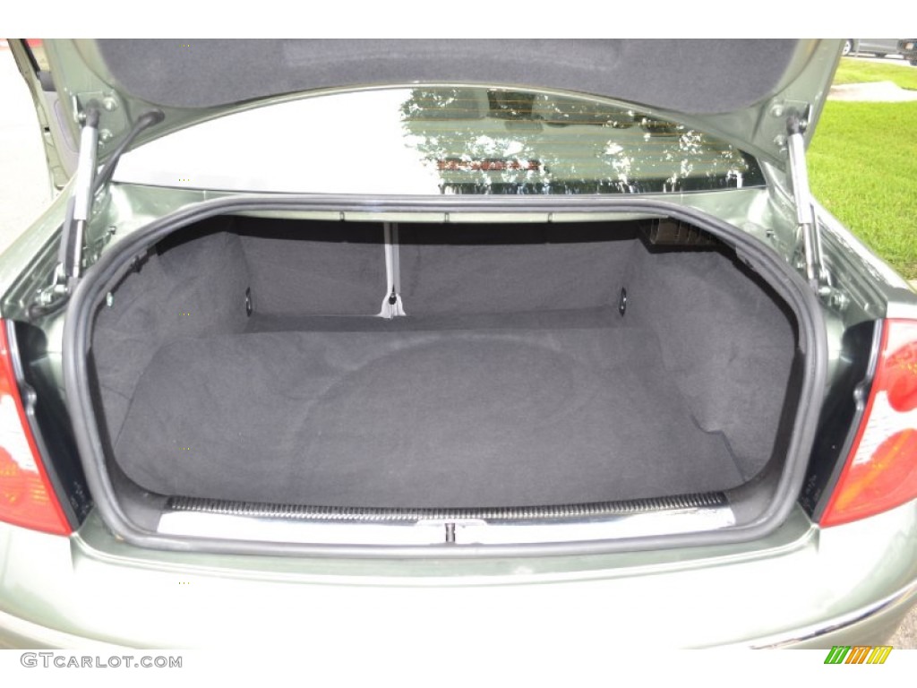 2002 Volkswagen Passat GLS Sedan Trunk Photo #67928081