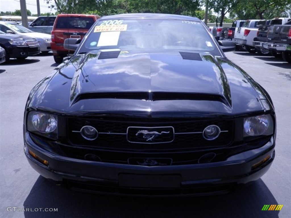 2006 Mustang V6 Deluxe Coupe - Black / Dark Charcoal photo #6