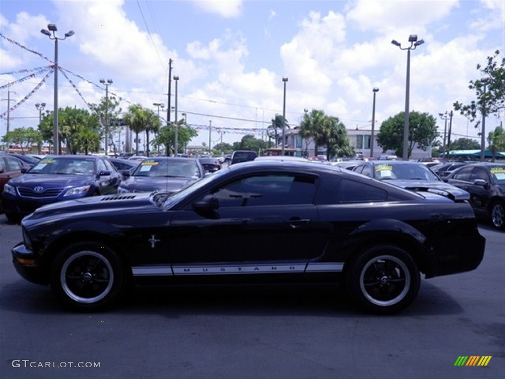 2006 Mustang V6 Deluxe Coupe - Black / Dark Charcoal photo #10