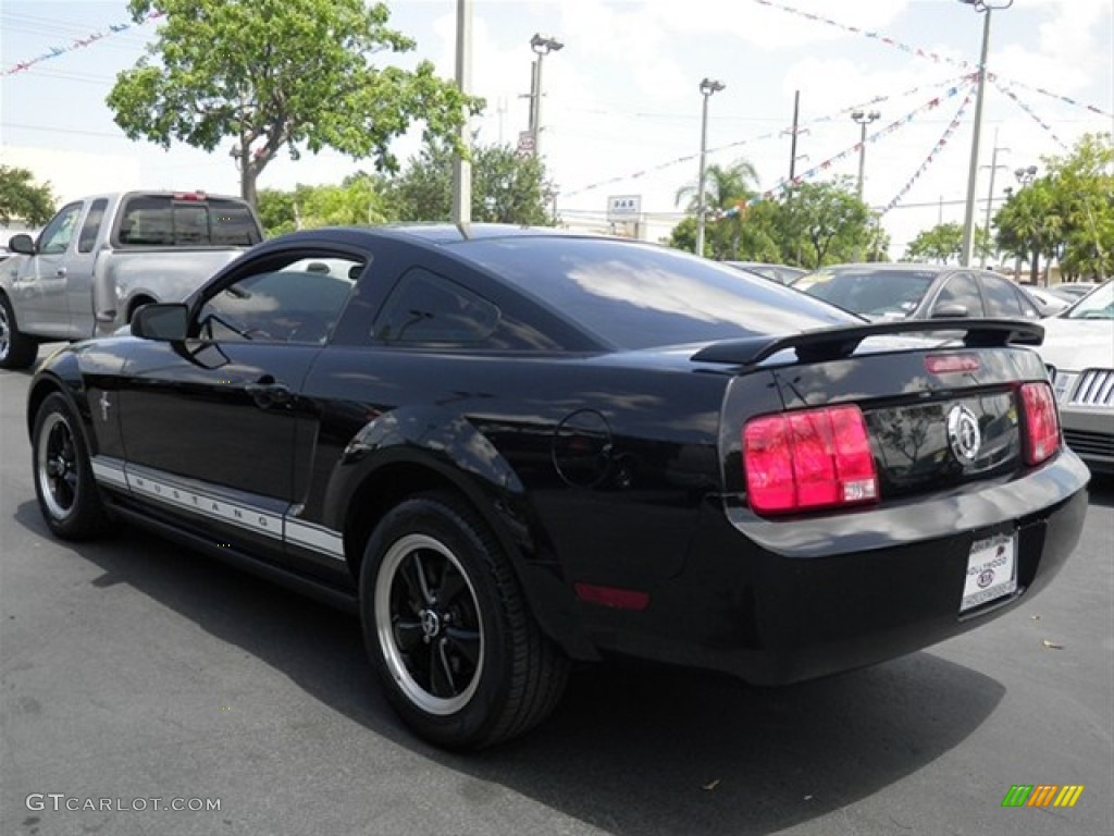 2006 Mustang V6 Deluxe Coupe - Black / Dark Charcoal photo #11