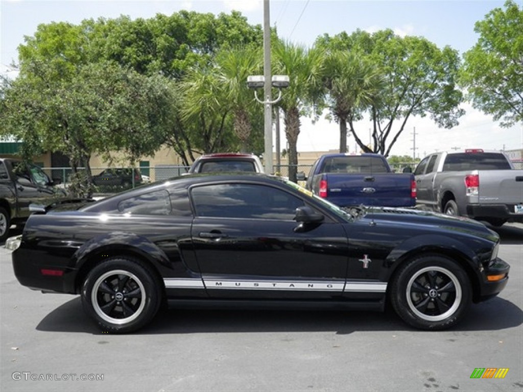 2006 Mustang V6 Deluxe Coupe - Black / Dark Charcoal photo #20