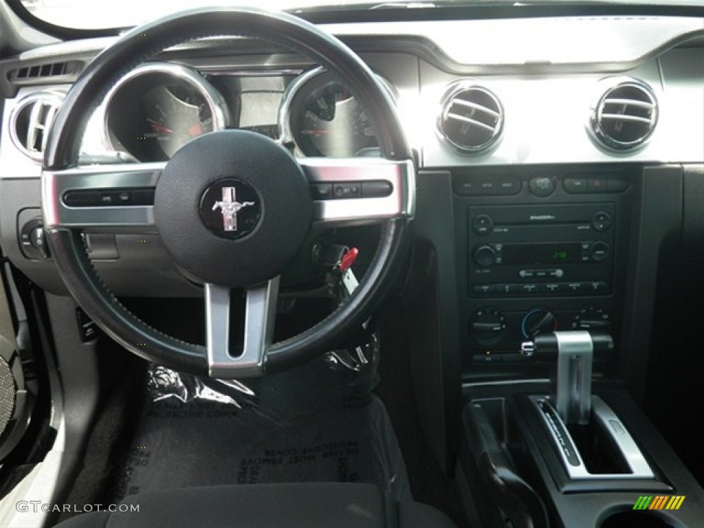 2006 Mustang V6 Deluxe Coupe - Black / Dark Charcoal photo #31