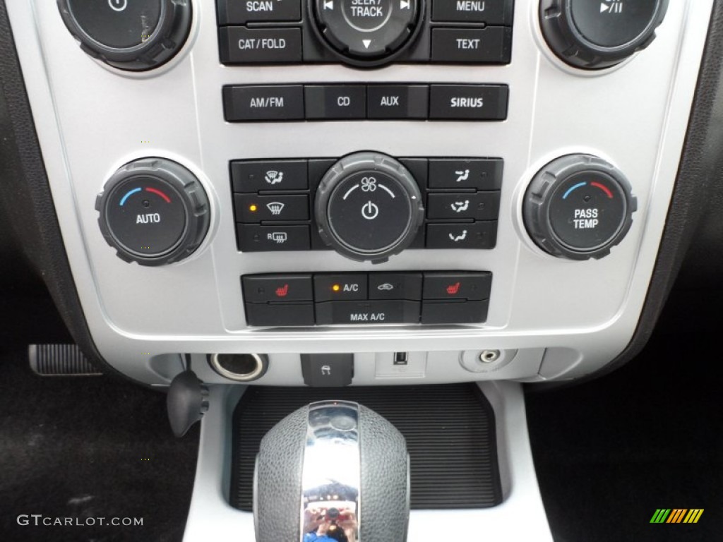 2010 Mercury Mariner V6 Premier Controls Photo #67944902
