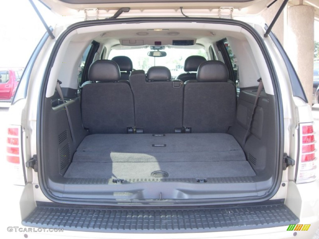 2004 Mercury Mountaineer V8 AWD Trunk Photo #67948454