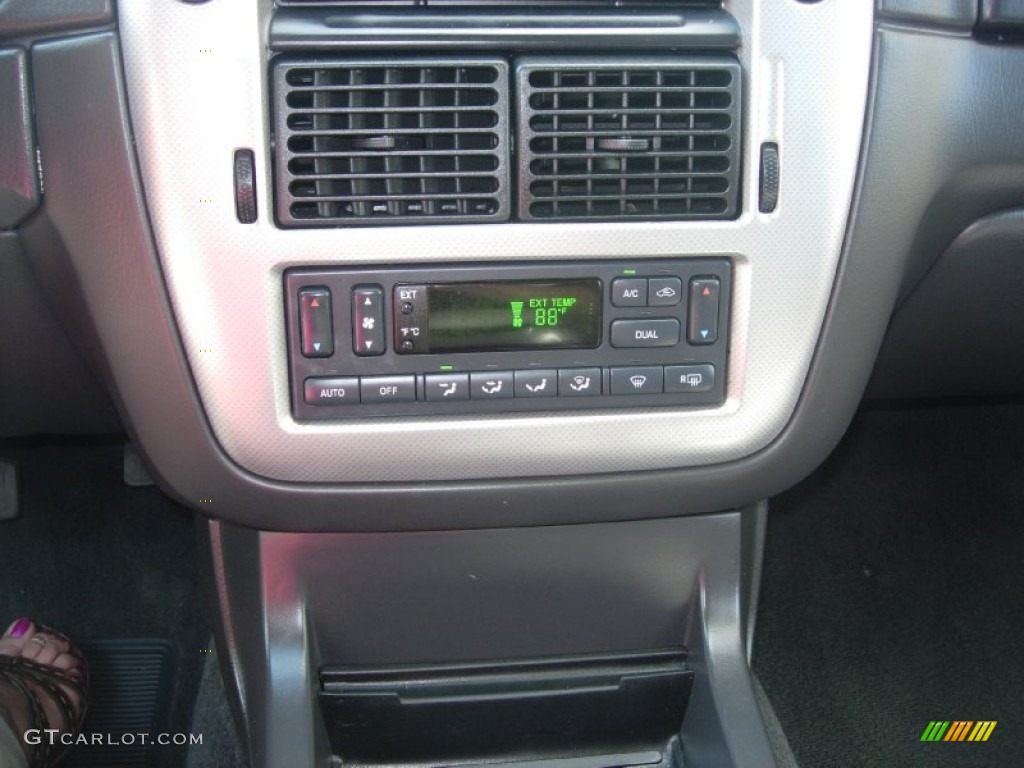2004 Mercury Mountaineer V8 AWD Controls Photo #67948517