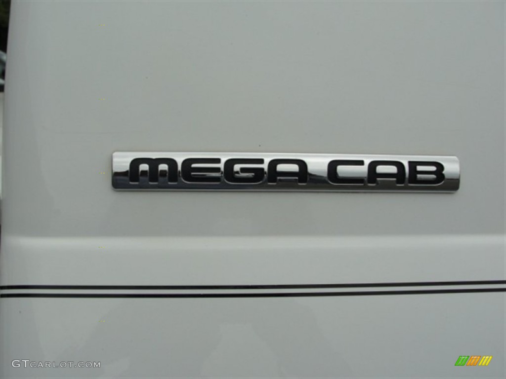 2006 Ram 2500 SLT Mega Cab 4x4 - Bright White / Medium Slate Gray photo #28
