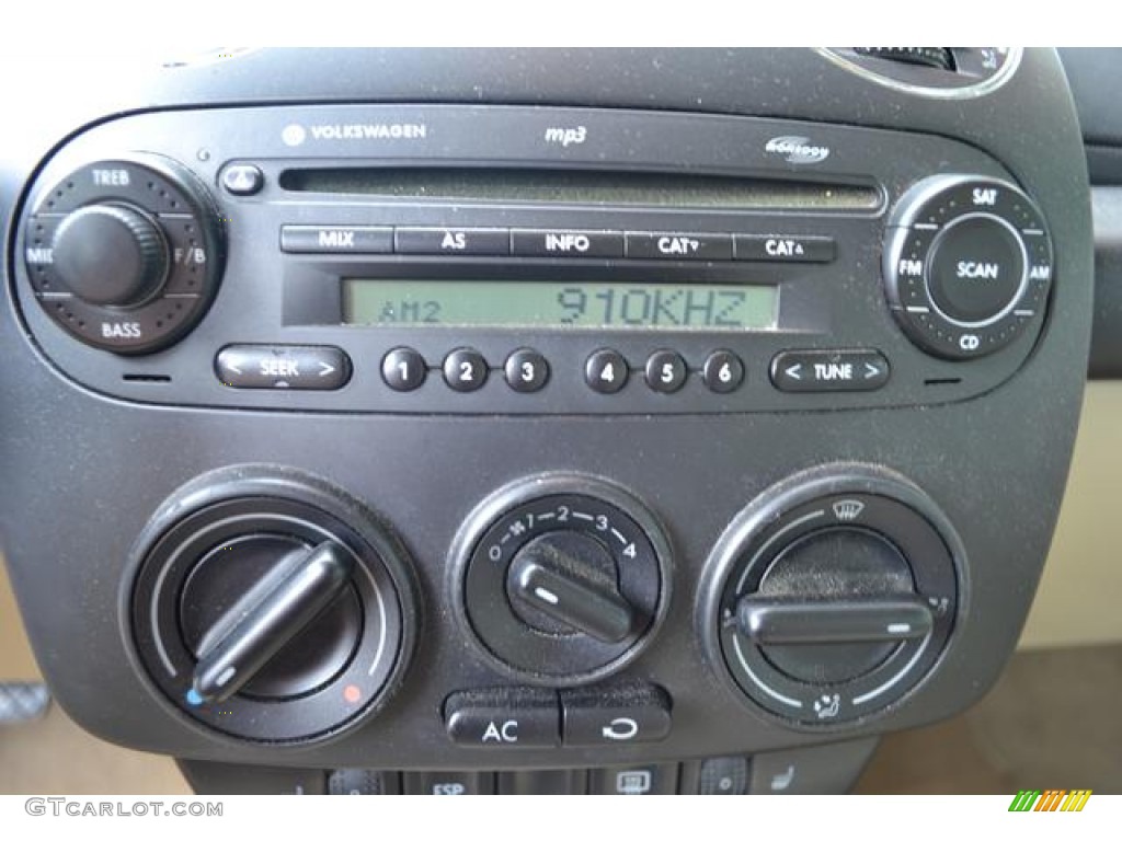 2006 Volkswagen New Beetle TDI Coupe Audio System Photos