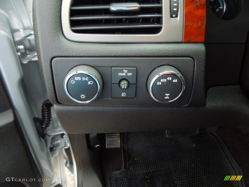 2013 Chevrolet Avalanche LTZ 4x4 Black Diamond Edition Controls Photo #67957991