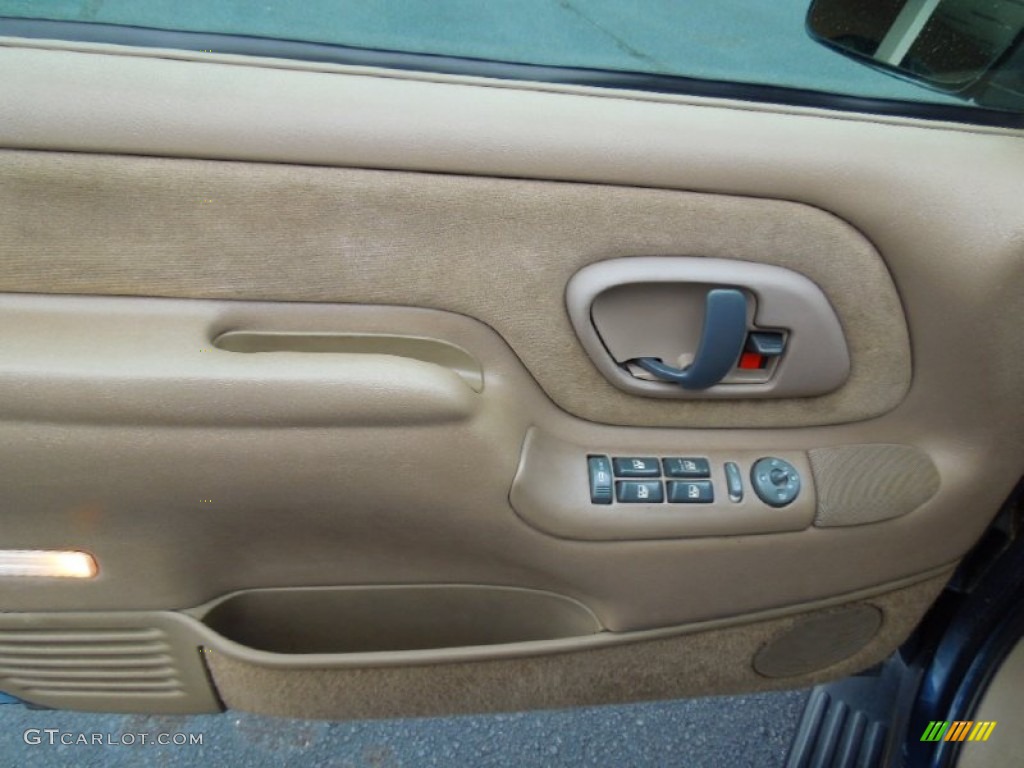 1999 Chevrolet Suburban C1500 LS Neutral Door Panel Photo #67959128