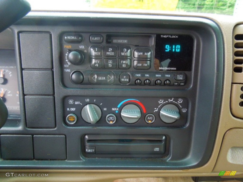 1999 Chevrolet Suburban C1500 LS Controls Photos