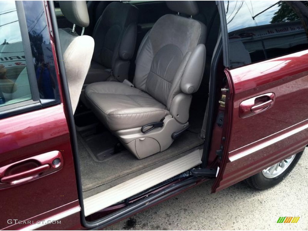 2002 Town & Country Limited - Dark Garnet Red Pearlcoat / Sandstone photo #22