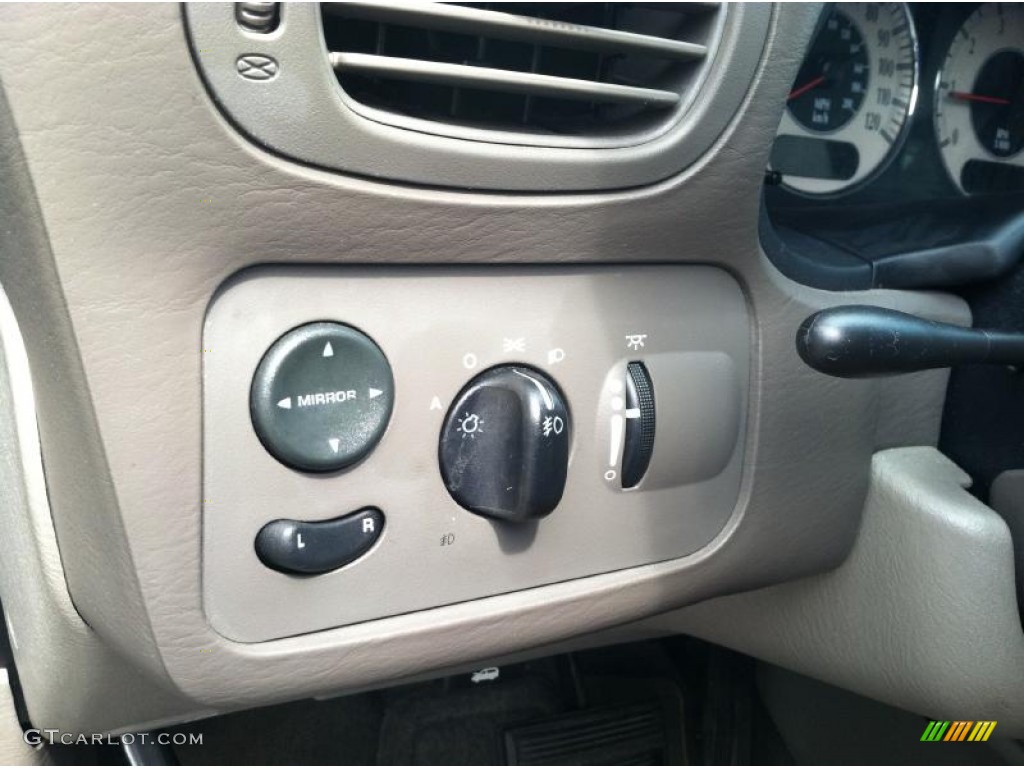 2002 Chrysler Town & Country Limited Controls Photo #67972246