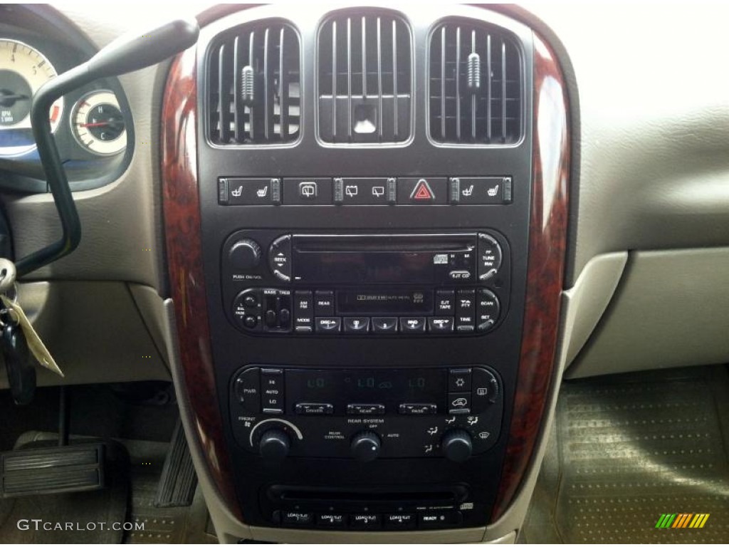 2002 Chrysler Town & Country Limited Controls Photo #67972270
