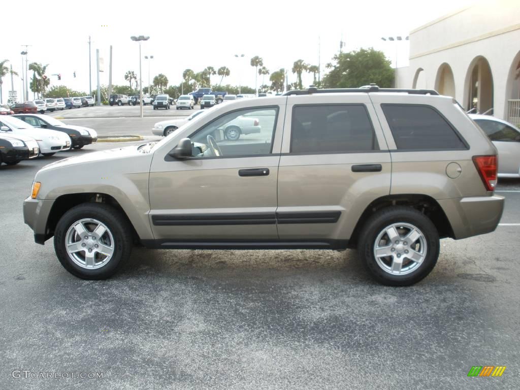 2005 Grand Cherokee Laredo - Light Khaki Metallic / Khaki photo #2