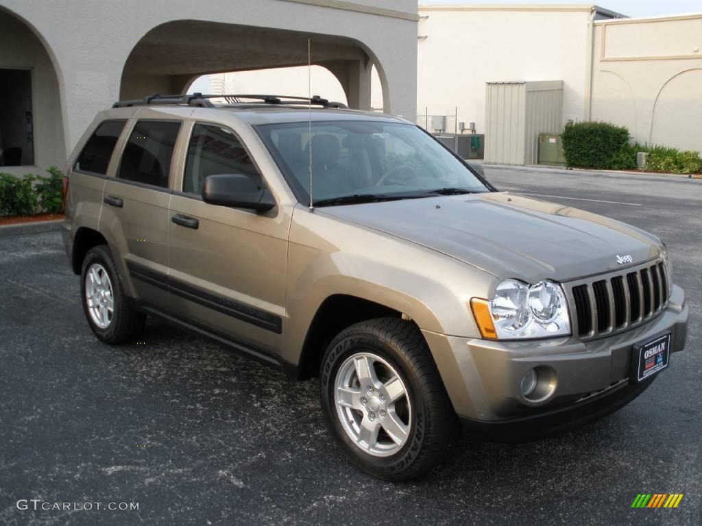 2005 Grand Cherokee Laredo - Light Khaki Metallic / Khaki photo #7