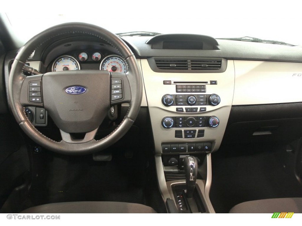 2010 Ford Focus SES Sedan Dashboard Photos