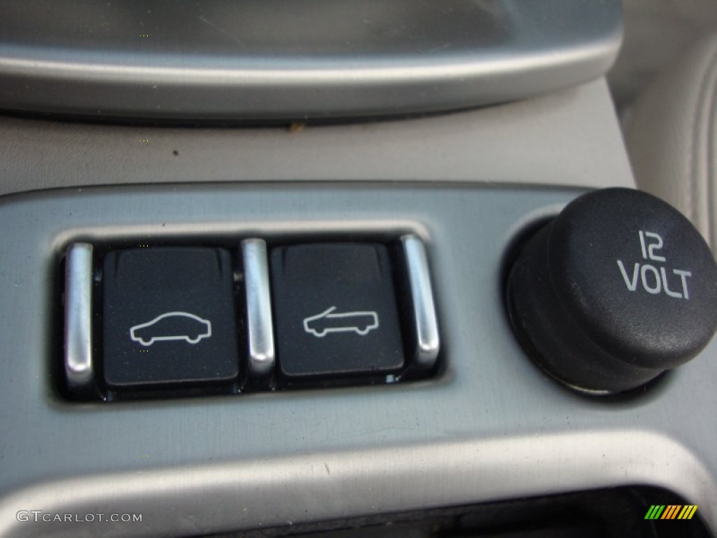 2008 Volvo C70 T5 Controls Photo #68014840