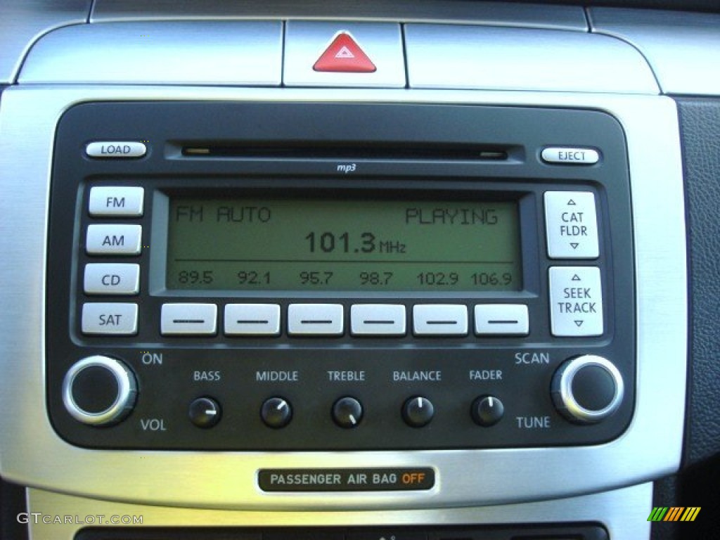 2007 Volkswagen Passat 2.0T Sedan Audio System Photo #68024285