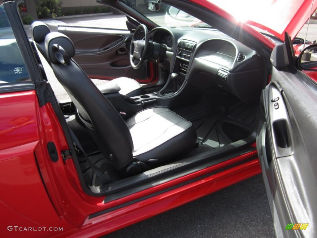 2004 Mustang V6 Convertible - Torch Red / Dark Charcoal photo #43