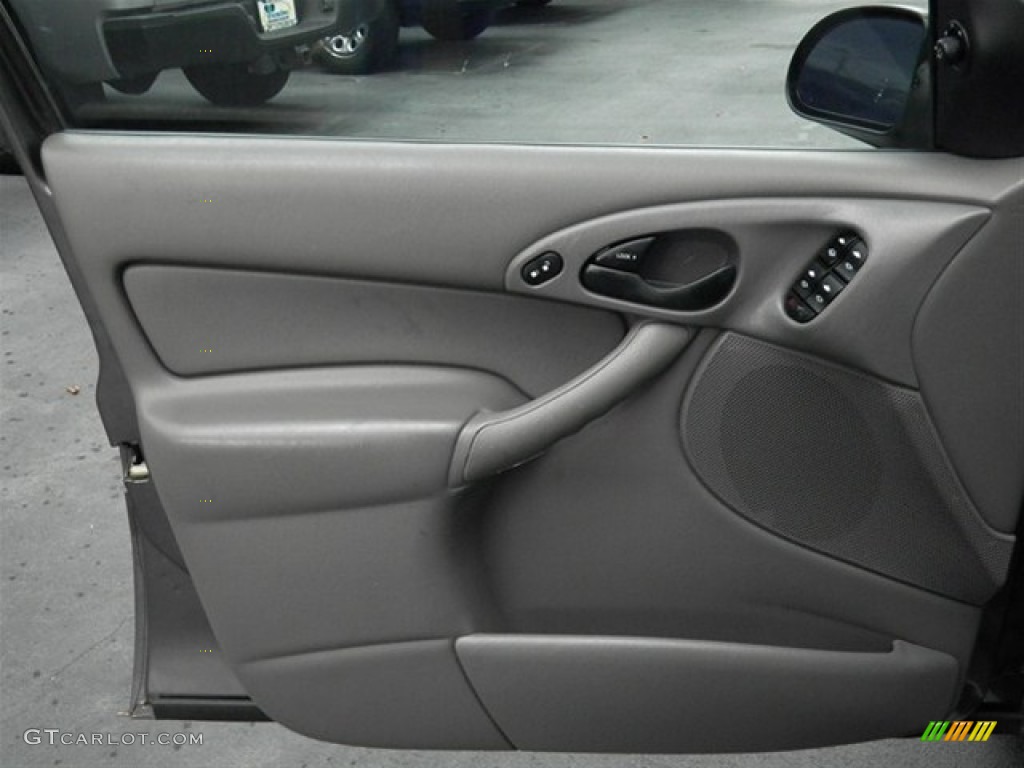2003 Focus SE Sedan - Liquid Grey Metallic / Medium Graphite photo #24