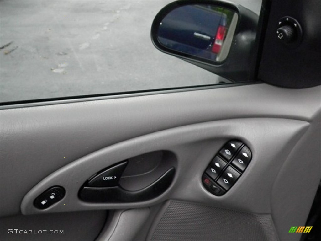 2003 Focus SE Sedan - Liquid Grey Metallic / Medium Graphite photo #25