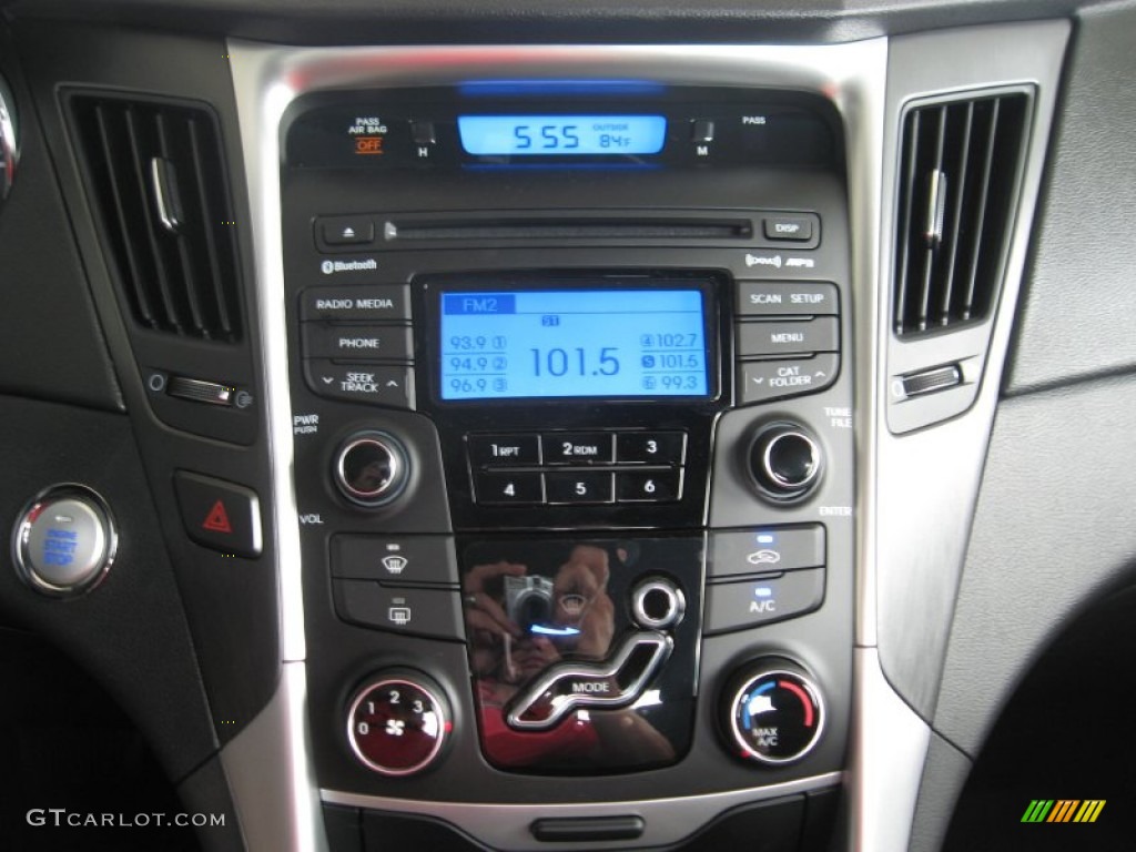 2013 Hyundai Sonata SE Controls Photo #68038857