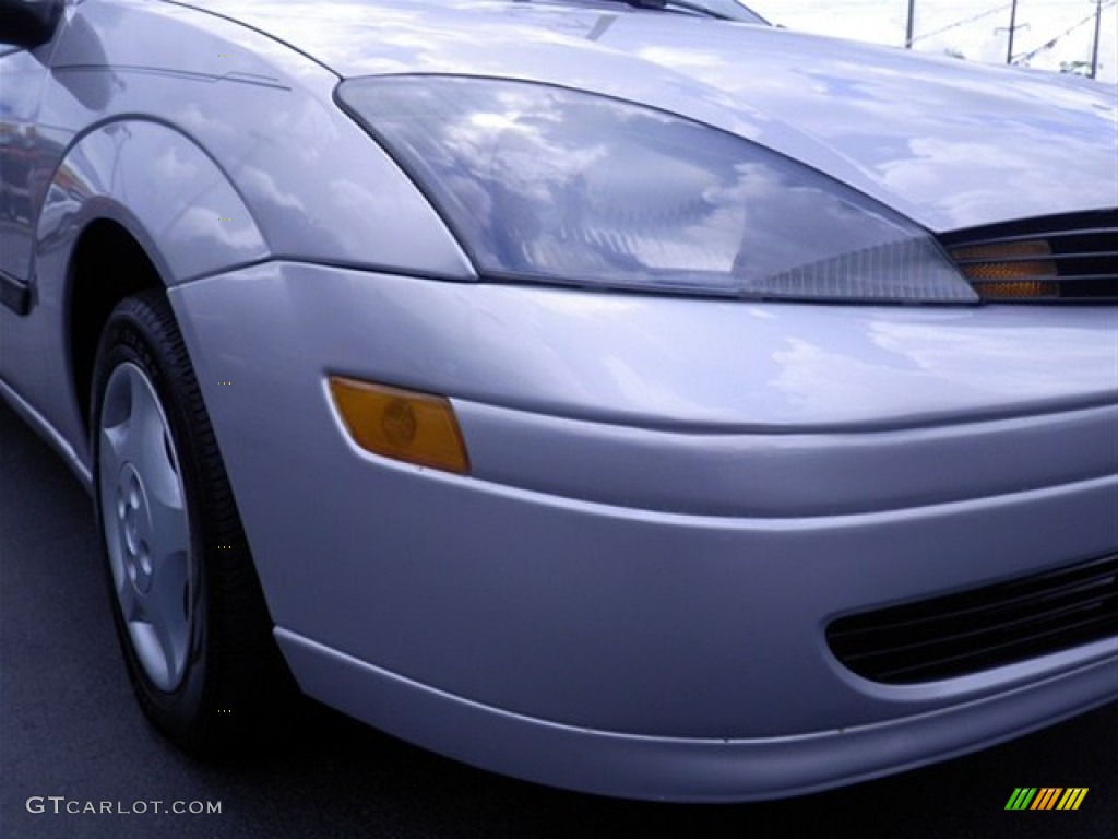 2003 Focus LX Sedan - CD Silver Metallic / Medium Graphite photo #2