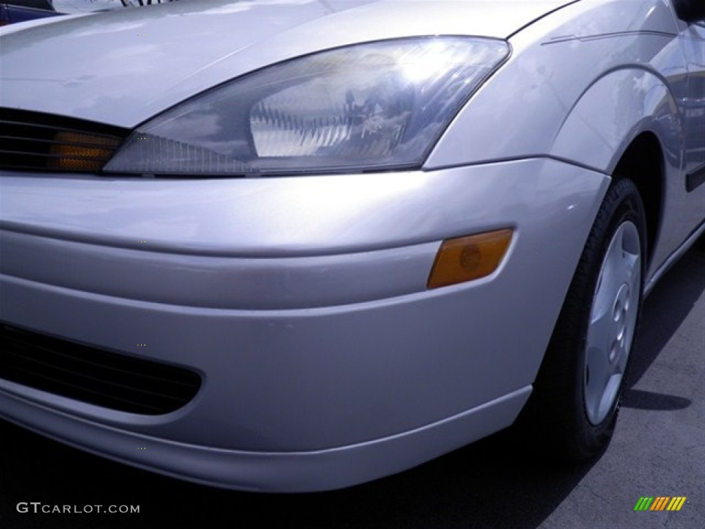 2003 Focus LX Sedan - CD Silver Metallic / Medium Graphite photo #6