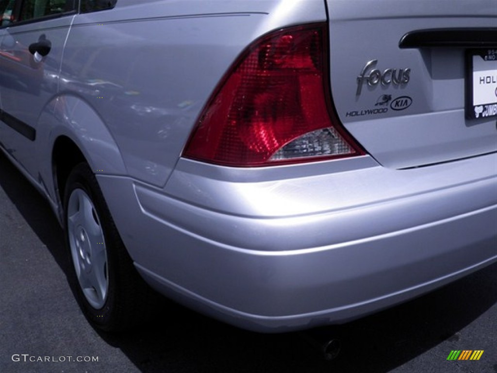 2003 Focus LX Sedan - CD Silver Metallic / Medium Graphite photo #10