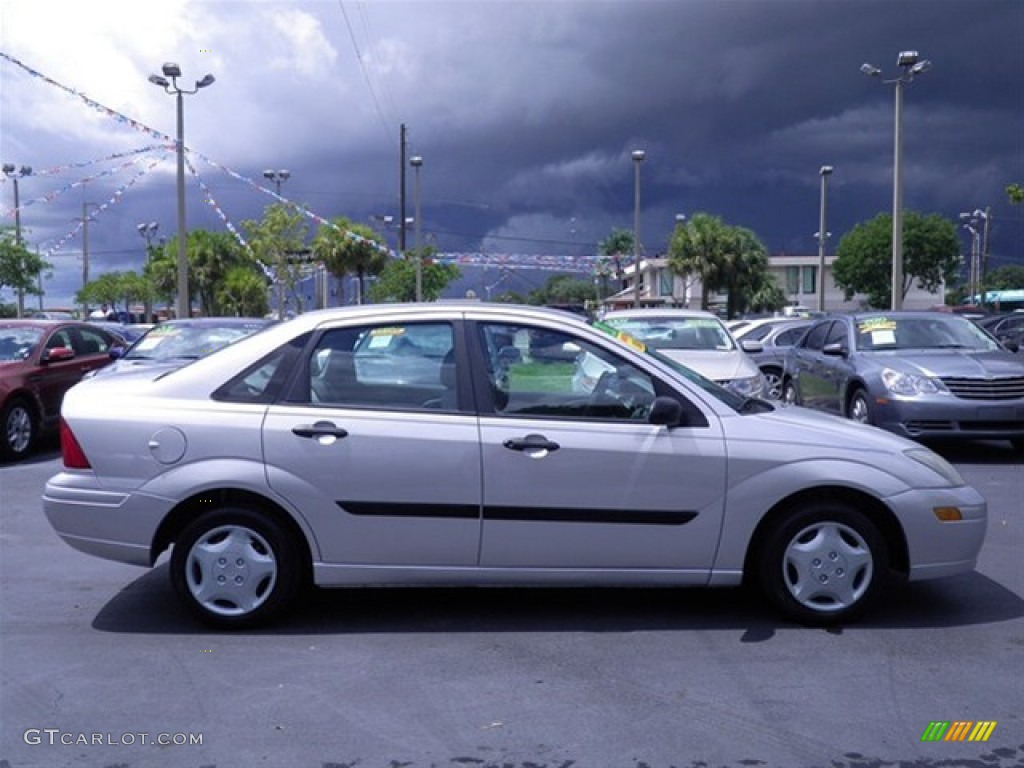 2003 Focus LX Sedan - CD Silver Metallic / Medium Graphite photo #16