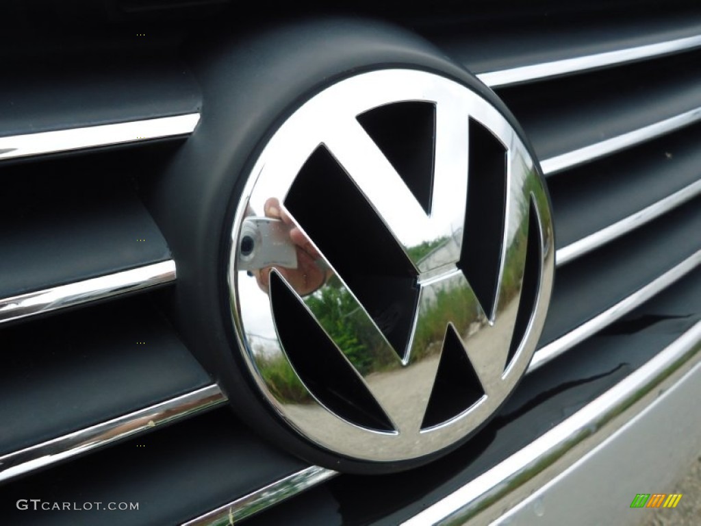 2003 Volkswagen Passat GLX 4Motion Wagon Marks and Logos Photos
