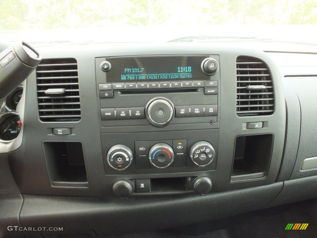 2011 GMC Sierra 2500HD SLE Crew Cab Controls Photo #68056334
