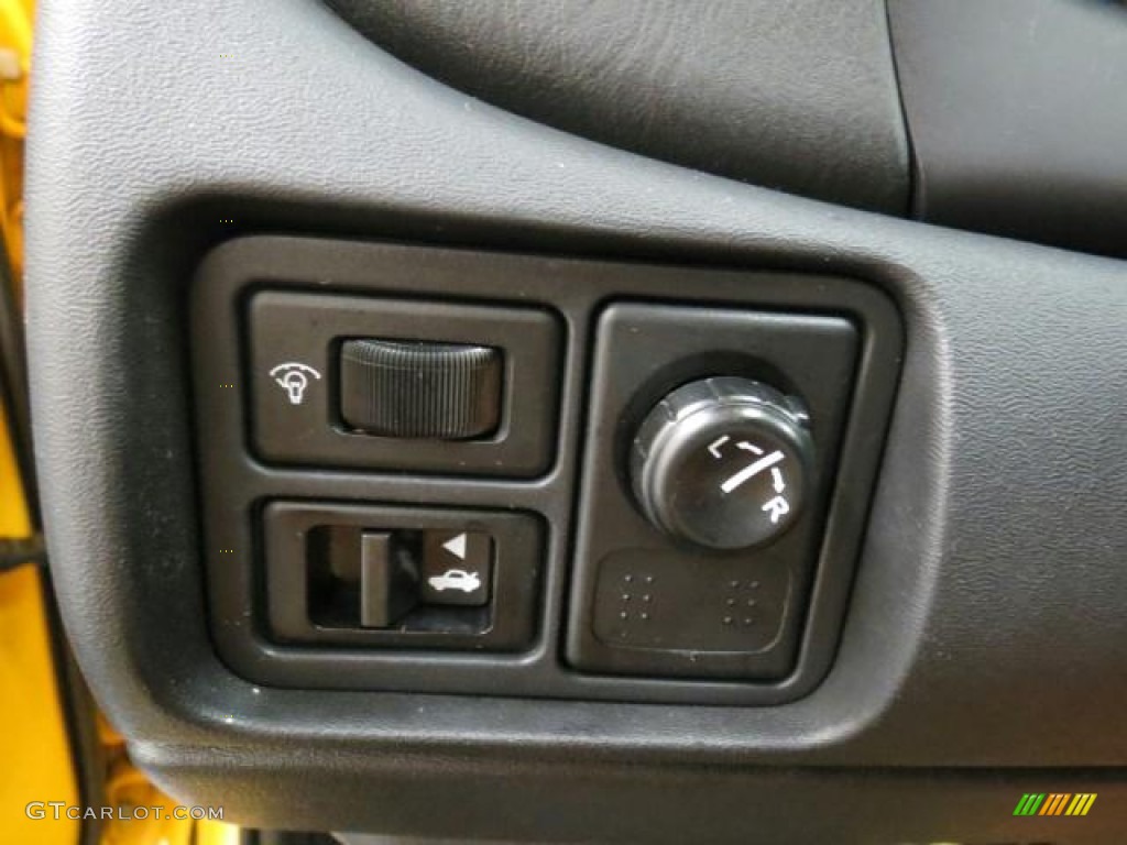 2006 Sentra 1.8 S Special Edition - Sunburst Yellow / Charcoal photo #17