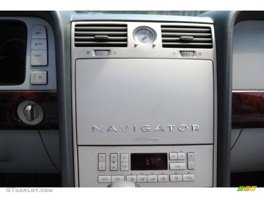 2004 Navigator Luxury 4x4 - Black Clearcoat / Dove Grey photo #13