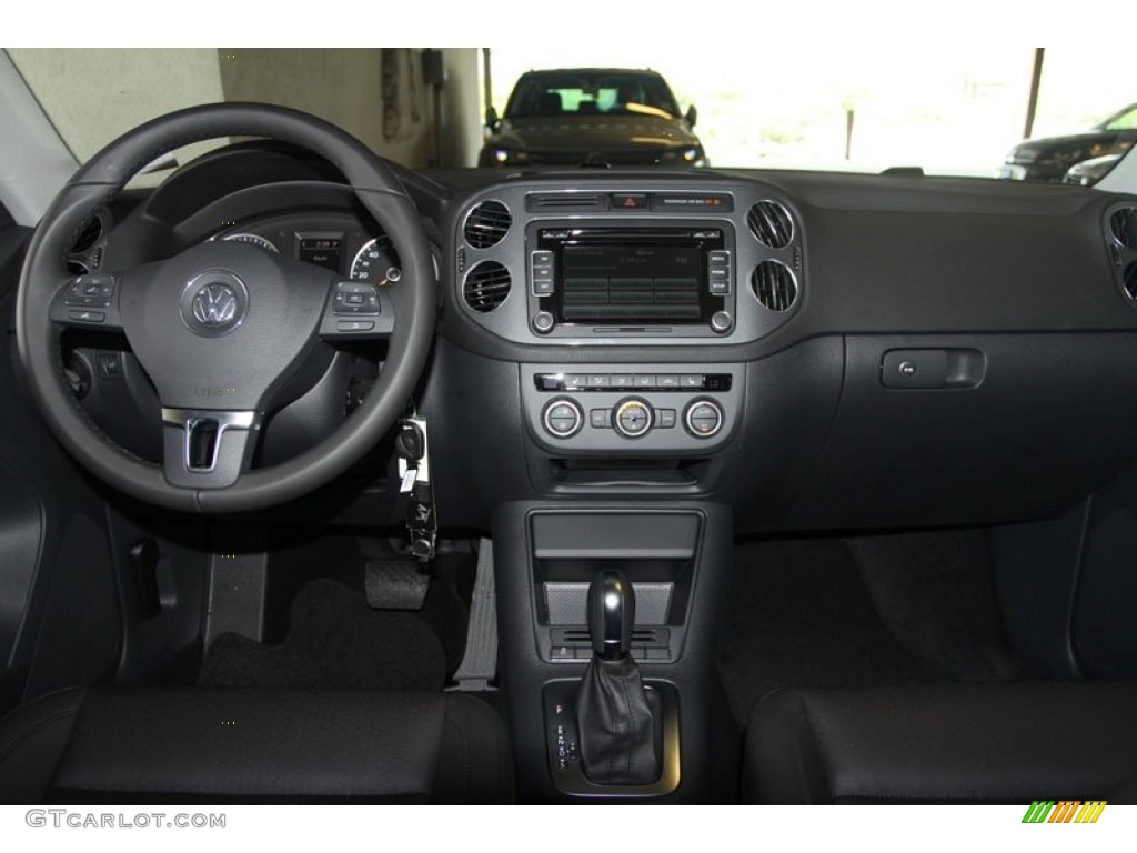 2013 Volkswagen Tiguan SE Black Dashboard Photo #68102915