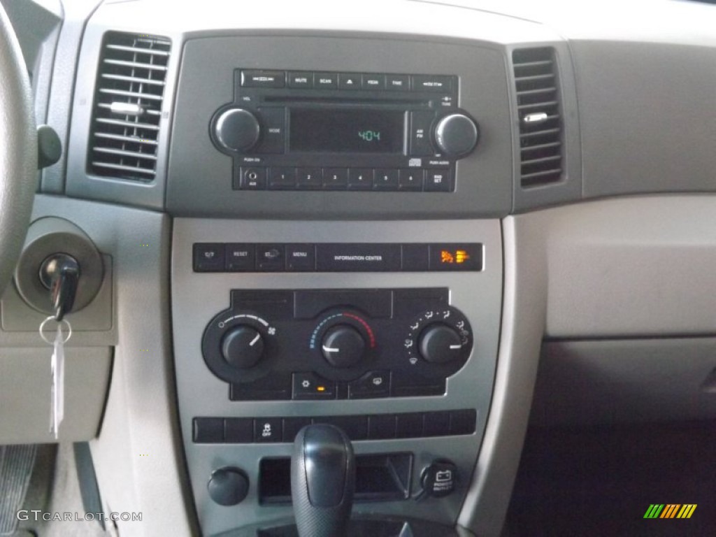 2006 Grand Cherokee Laredo - Light Khaki Metallic / Khaki photo #8