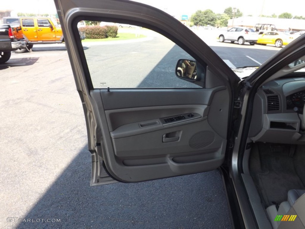 2006 Grand Cherokee Laredo - Light Khaki Metallic / Khaki photo #14