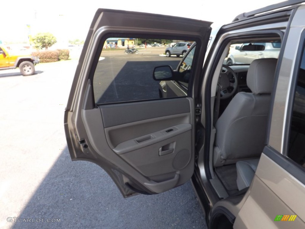 2006 Grand Cherokee Laredo - Light Khaki Metallic / Khaki photo #16