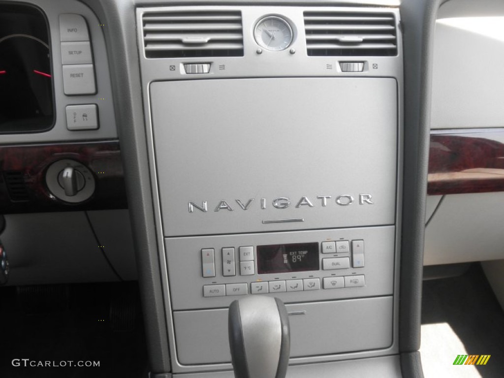 2004 Navigator Luxury 4x4 - Silver Birch Metallic / Dove Grey photo #9