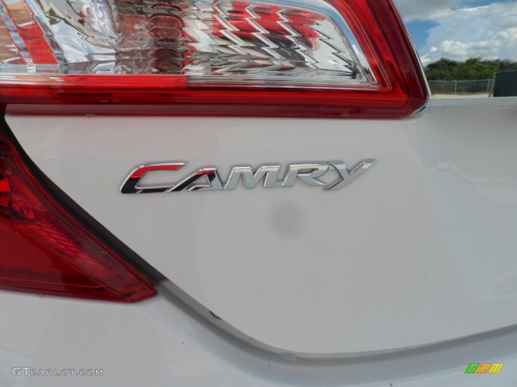 2012 Camry Hybrid XLE - Super White / Light Gray photo #14
