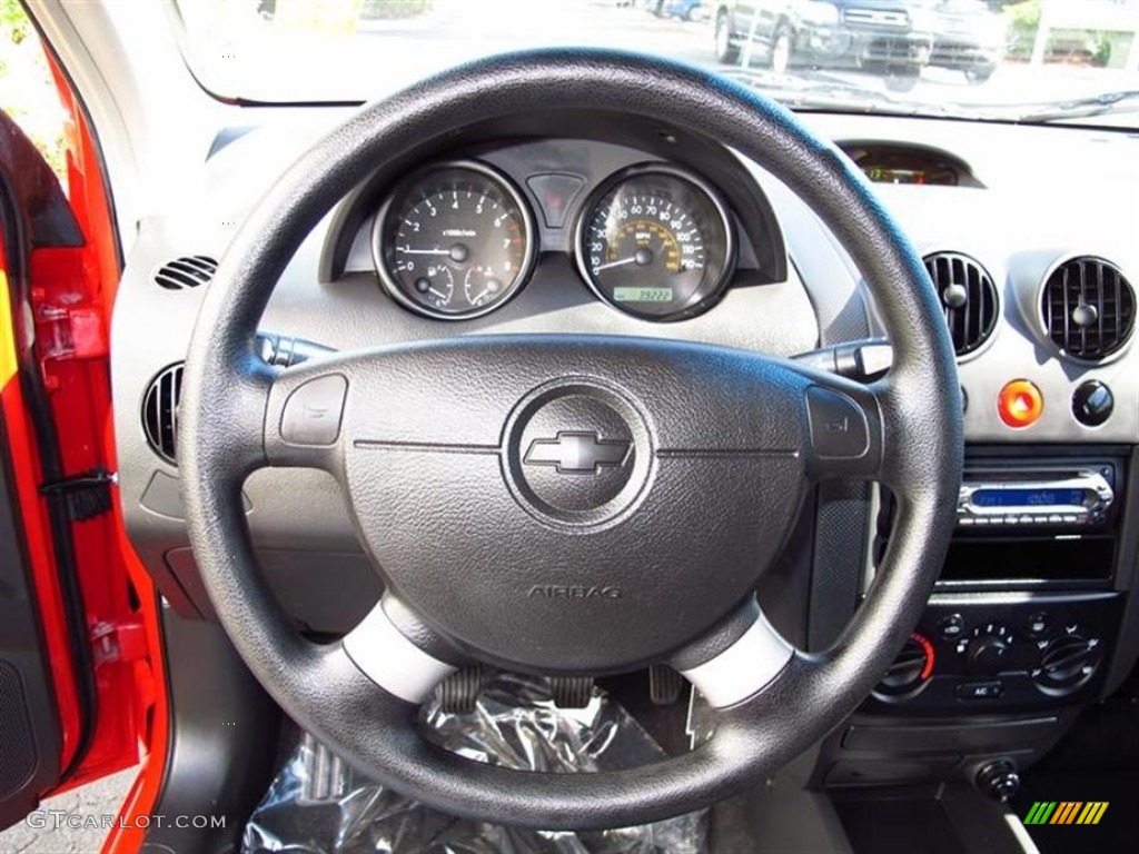 2006 Chevrolet Aveo LS Hatchback Charcoal Steering Wheel Photo #68126648