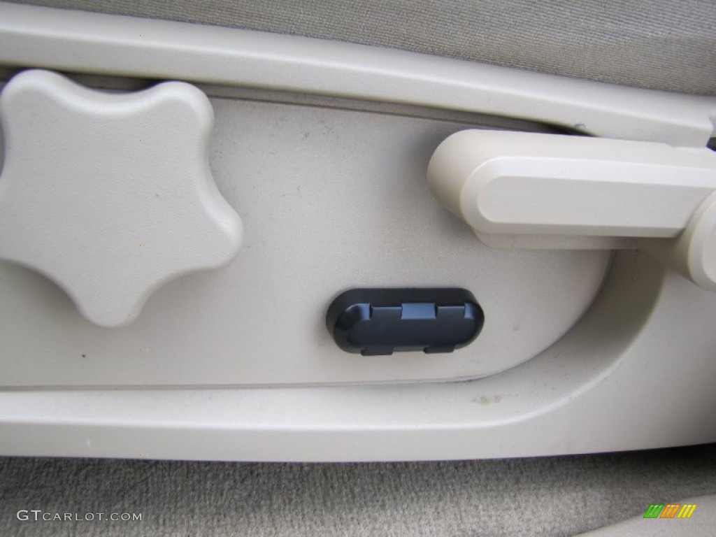 2006 Ford Explorer XLT 4x4 Controls Photo #68150223