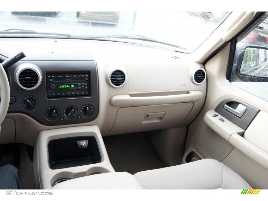 2003 Expedition XLT 4x4 - Arizona Beige Metallic / Medium Parchment photo #34