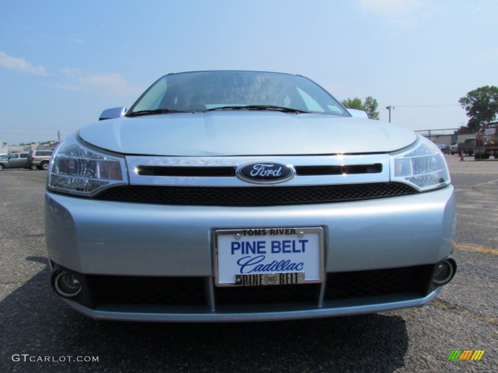 2008 Focus SE Sedan - Light Ice Blue Metallic / Medium Stone photo #2